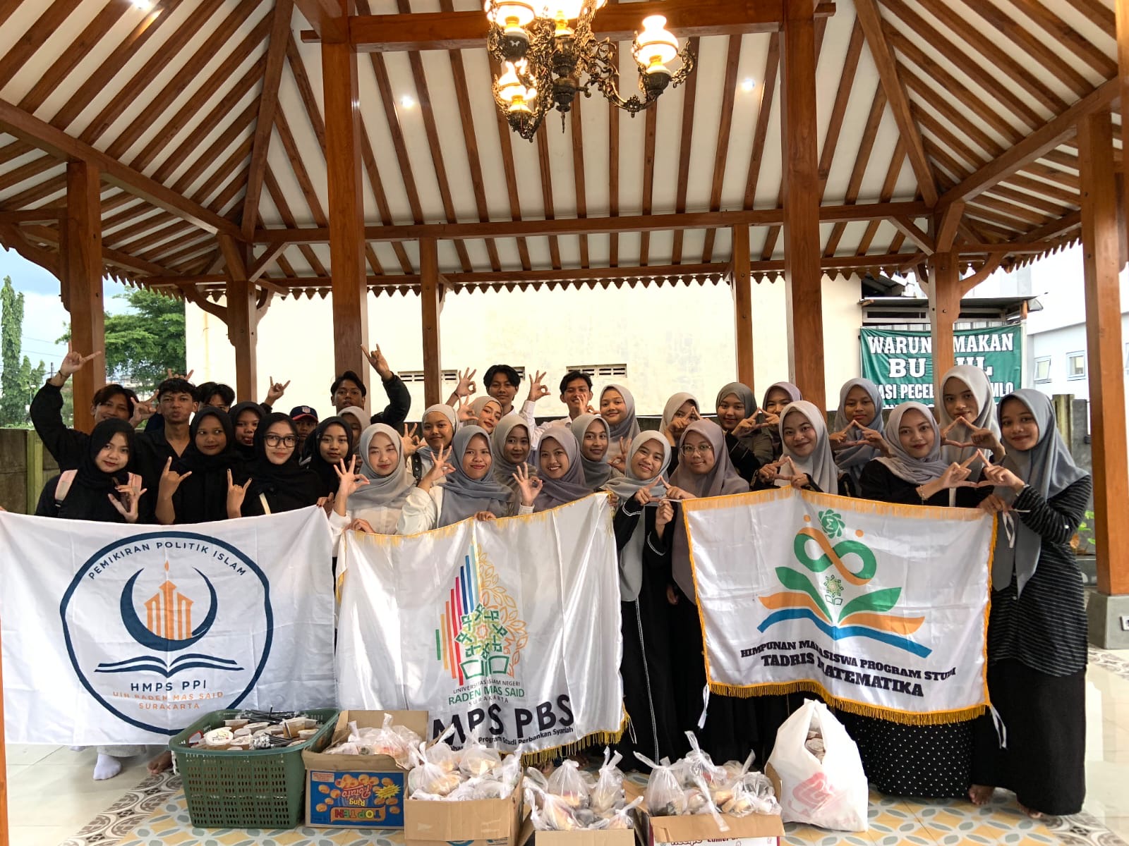 Sinergi Lintas Jurusan di Bulan Suci: Tiga HMPS Sukses Bagikan Ratusan Porsi Takjil di Lapangan Ngemplak